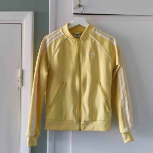  - Ljusgul tröj/jacka från Adidas! Fint skick förutom dragkedjehållaren är lite sliten syns på bild 3