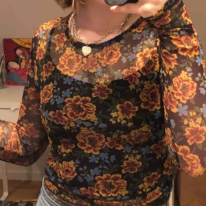  - Mesh top i blommigt mönster 🤎🧡 skitfin att ha under tröjor eller helt som den är! 