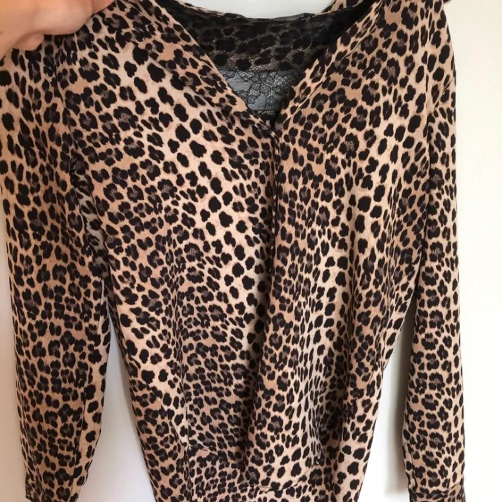 Leopardblus från ZARA i strl XS. Sitter snyggt och går att matcha med jeans i svart, vitt, blått. Använd några gånger. Fin spetsdetalj på ryggen. 🥰. Blusar.