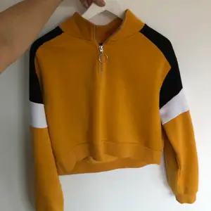 Croppd hoodie från H&M i gul, svart och vitt. Änvöbd fåtal gånger, i bra skick. Storlek S och normal i passformen. Köpt för ca 150kr men säljer för 50kr + frakt😊♻️