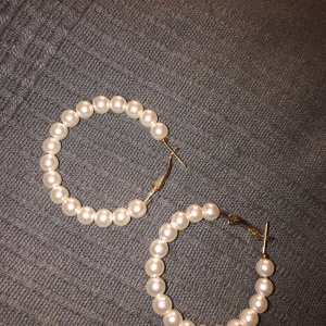 ring-örhängen oanvända - Så fina ringörhängen med pärlor på. Helt oanvända🥰många intresserade! skriv bud privat❤️❤️