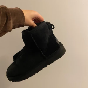 UGGs - Uggs i storlek 38, använde 1 vinter därav priset. Köpare står för frakten.
