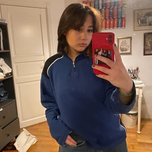 Fleece tröja! - Cool fleece tröja, super skön pga materialet, köpt second hand men jag har använt den 1 gång. Dragkedja vid halsen så det blir lite polokrage. Passar bra på mig som är en M, allt beror på hur man vill att passformen ska vara, oversized eller ej! 