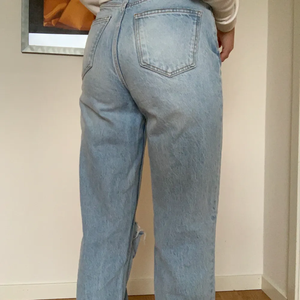 Zara jeans som köptes i somras, använda 2 gånger. Går hela vägen ner till marken på mig dom är 173. Jeans & Byxor.
