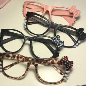 Super söta matt hello Kitty glasögonbågar köpte i Tokyo Japan. 29 kr ett par + Frakt 11 