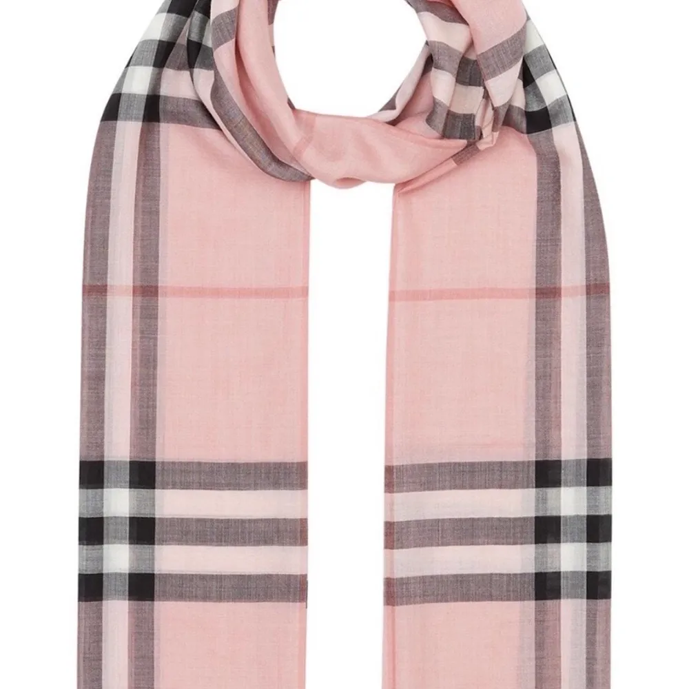 Säljer min fina burberry scarf pga att den aldrig kommer till användning. Den är äkta och köpt på nk i stockholm. Köpte den för 3600kr för ett par år sedan och budgivningen börjar på 1500kr. Buda gärna i kommentarerna🥰. Accessoarer.