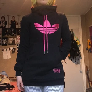 En cool adidas  - En cool svart adidas hoodie. Loggan, insidan av luvan, snörena och insidan av fickan är rosa. Fickorna har Dragkedjor. Den är varm och skön och super bra skick. Kan mötas upp i Stockholm eller posta. Frakt 59kr