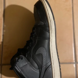 Air jordan 1 Retro Mid Black Dark Grey (ovanlig modell) - En ovanlig air Jordan 1 modell som enligt stock x har market value på 216 dollar. Mycket gott skick, nästan aldrig använda. Säljs då de är alldeles för små för mig. Kvitto och låda medföljer                                                               Köpta - 30-03-2018 