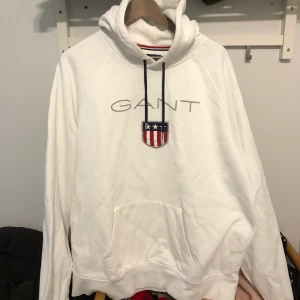 Gant hoodie 4XL - Gant hoodie 4XL. Använd sparsamt 8.5/10 i skick. Vid köp av fler varor går priset att diskutera. Köpare står för frakten (PostNord skicka lätt 63kr). För mer detaljer, skriv.