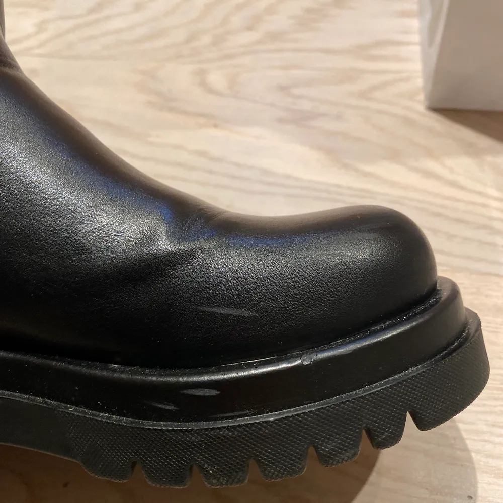 Skitsnygga boots från Boohoo som enbart är använda en  gång!! Har två små ” märken ” på skidan av skon som säkerligen kan putsas bort med skokräm men annars i bra skick . (Är villig att betala halva frakten)! . Skor.