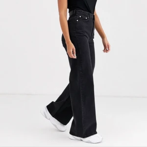 Weekday wide leg jeans  - weekday jeans i modellen Ace i en urtvättad svart färg. går ner till skorna på mig som är 167, passar upp till 170. spårbar frakt 63kr. bra skick