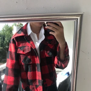 Rutig jacka, röd, svart - En snygg och trendig jacka i ett bra skick! Köpt på beyond retro. Kan skickas, köpare står för frakt