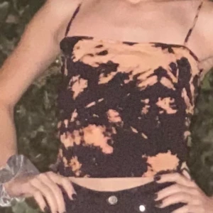 Blekat linne - Hej, detta är bår första plagg. Vi har inte skrivit hur mycket de kostar för vi tänker att vi pratar med varje köpare för sig om de. Vi har flera stycken av de så de är bara att köpa på. Kolla också in vår profil och följ oss i vår buissnes för mer spännande kläder💜