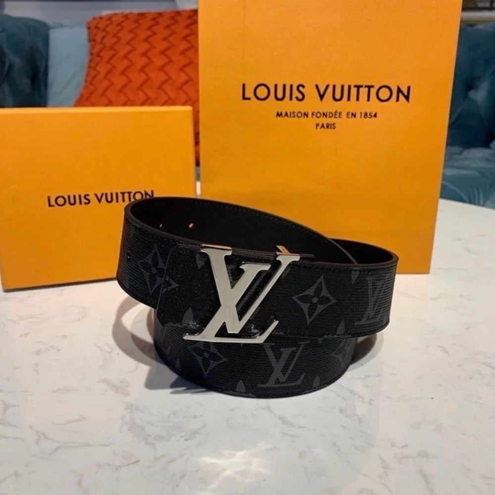 Louis Vuitton bälte kvitto och box finns. Accessoarer.