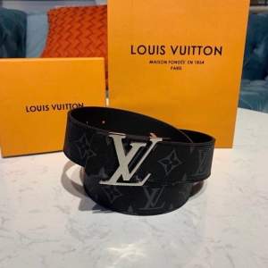 Louis Vuitton bälte kvitto och box finns