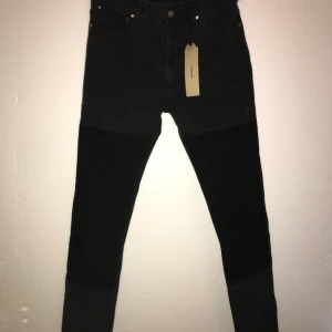 Whyred Patched Jeans 30/32 - Ett par patched-jeans från Whyred. Helt nya, nypris 1200kr. Säljer pga att de inte passade mig.