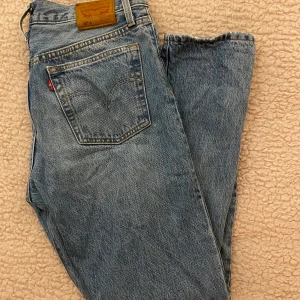 Levis jeans - Ljusblåa Levis 501 jeans i perfekt skick. Det är bara att höra av sig ifall du har frågor💞Säljer för att jag inte använder dem längre. Köparen står för frakten✨