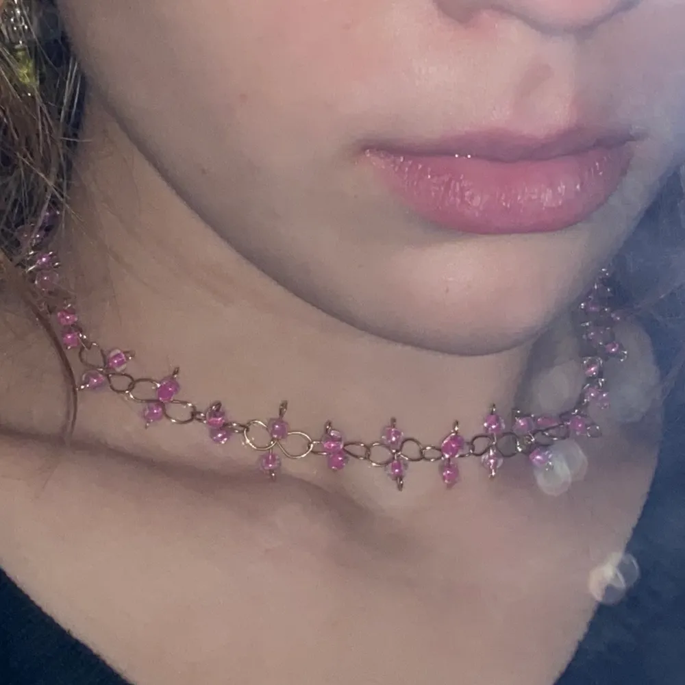 Ett fint handgjort metallhalsband med rosa glaspärlor och spänne❣️ (frakten ingår i priset)✨✨. Övrigt.
