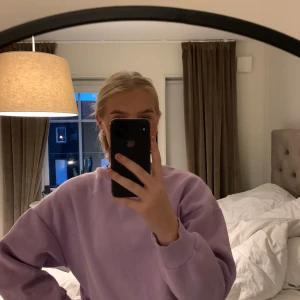 ginatricot sweatshirt  - Jag vill sälja min superfina lika sweatshirt då jag inte fått någon användning för den. Tröjan är helt oanvänd och köpt för bara någon vecka sen. Perfekt passform och superfin lila färg, tröjan är slutsåld och går inte heller att köpa i affären. 