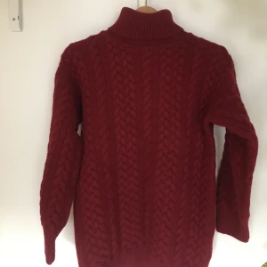 Lamullströja  - Jättefin mörkröd lamullströja köpt på Nitty Gritty (nypris 3000). Fint skick! Hämtas på söder✨