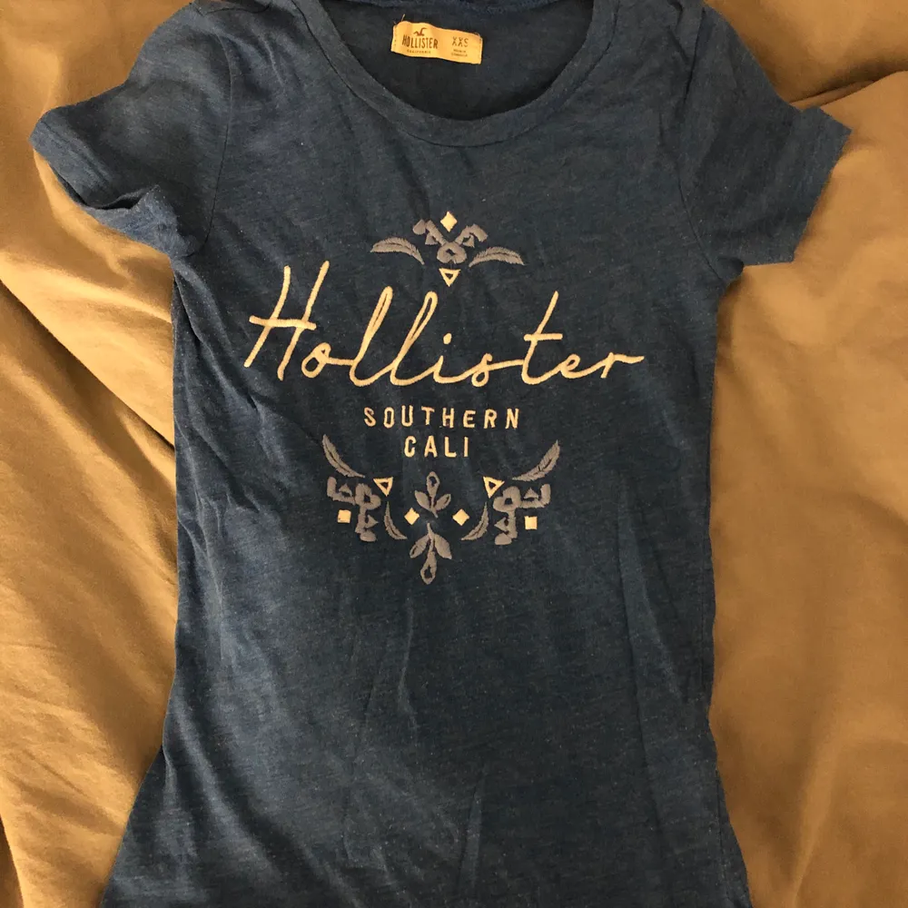 Hollister t-shirt i storlek XS, använd en gång💫. T-shirts.