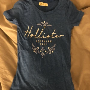 Hollister t-shirt - Hollister t-shirt i storlek XS, använd en gång💫