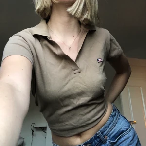 Skitcool piké 😋 - En brun piké som är jättemjuk i materialet! Köpt på second hand!! Använd ett fåtal gånger 😃😃 liten i storleken!!