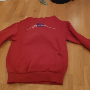 Röd H&M hoodie XS - En röd H&M hoodie. Storlek: XS. Tar bara emot Swish.