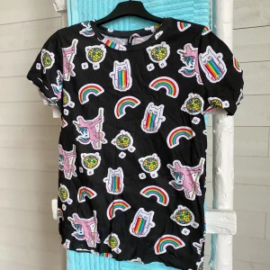 T-shirt - En t-shirt från en butik vid namn sinsay i Polen! Använd någon enstaka gång!✨