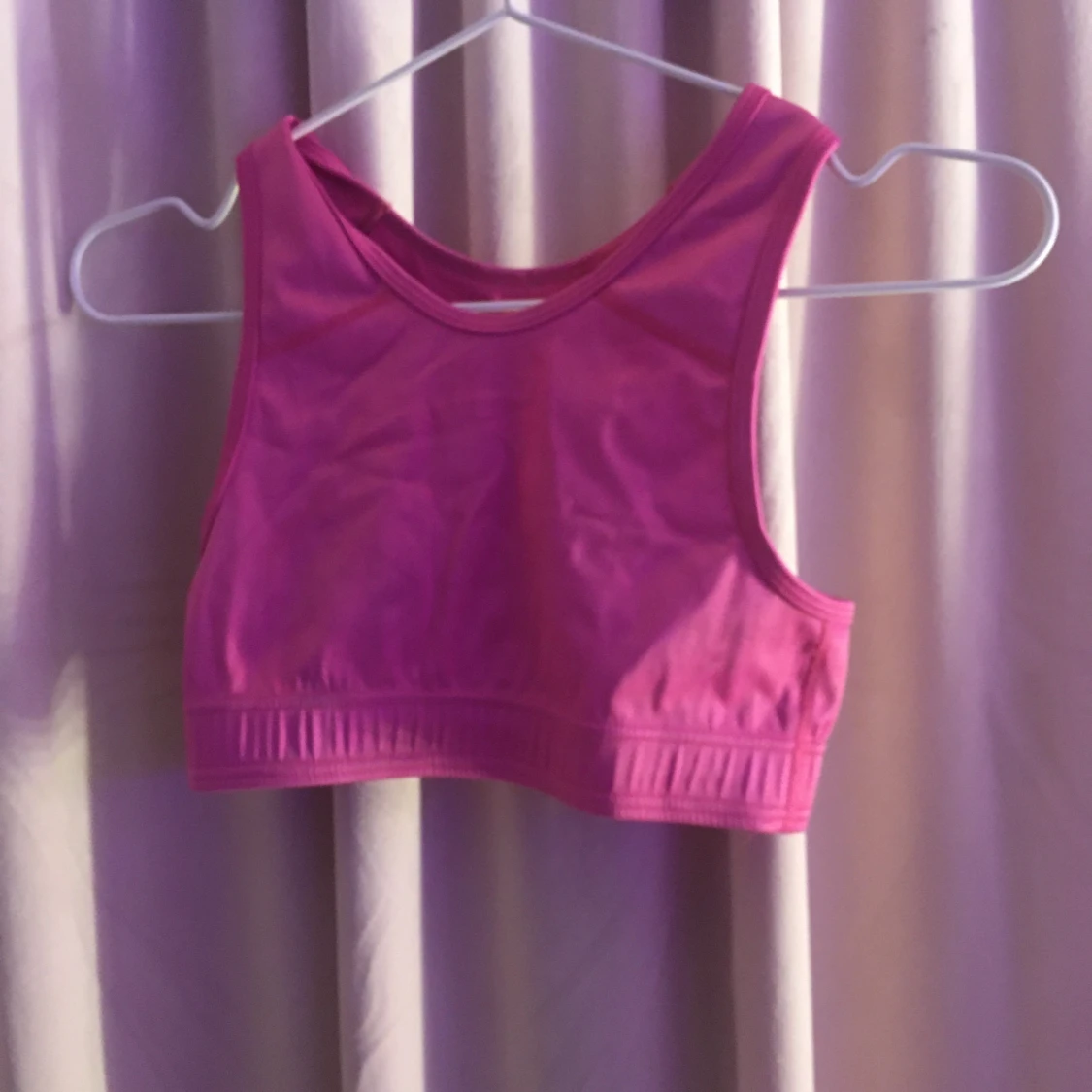 Rosa sporttopp från NEWBODY.