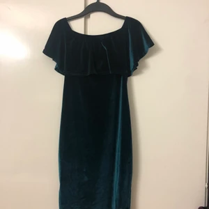 Festklänning storlek M - Sitter så fint på kroppen och framhäver dina kurvor!😍En grön festklänning i storlek M.väldigt stretchig så skulle kunna passa en storlek större, använd endast en kväll!