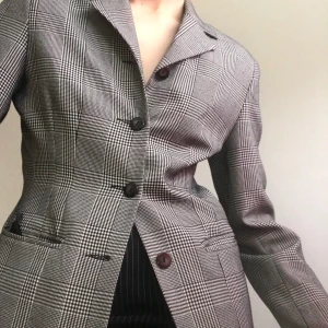 Figursydd kavaj från Ebba Jensen - Figursydd kavaj från Ebba Jensen 🦋 Storlek 38, i perfekt skick! Material: viskos och polyester.