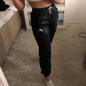 Nike träningsbyxor - Super snygga träningsbyxor från Nike som är använda ett fåtal gånger och är i gott skick. Säljes då de inte kommer till användning. Budgivningen startar vid 190kr och avslutas den 12/12.