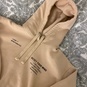Hoodie med tryck  - Jättefin beige hoodie med coola tryck! Den är använd ca 3 ggr ☺️ är oversized i modellen