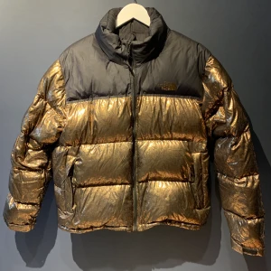 North Face jacka  - Säljer nu min superfina jacka ifrån North Face. Köpt för ca 2 år sen men andvänt sällan. Stl xl dam. Kan mötas upp i Göteborg eller om köparen vill stå för frakten. Nypris ca 2800