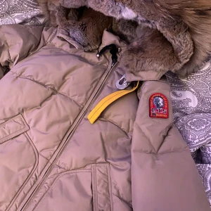 Parajumper long bear  - Nu har det blivit dags för mig att sälja denna otroligt fina jacka från parajumper, modellen long bear i färgen beige. Jackan köptes förra året och har därmed bara använt den i en vinter. Jackan är köpt för 10 499kr, man får med alla tillbehör vid köp av jackan! Priset går att diskuteras!!