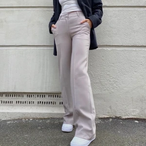 Venderbys byxor - Lägger ut igen pågrund av oseriös köpare. Sjukt snygga kostymbyxor från venderbys. Använda Max 3 ggr, så de är som nya! Köpte dem för 630kr med frakt. Storlek xxs. Skulle säga att det motsvarar en liten 36.❕ Bud måste höjas med minst 20kr.❕köp direkt för 563 inklusive frakt.