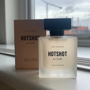 Hotshotbuthotter - Denna sprillans nya parfym, hotshotbuthotter av Linn Ahlborg. Fick hem den imorse & har endast test sprutat den. Den luktar väldigt gott, men är inte riktigt min typ av doft tyvärr! Helt ny som sagt