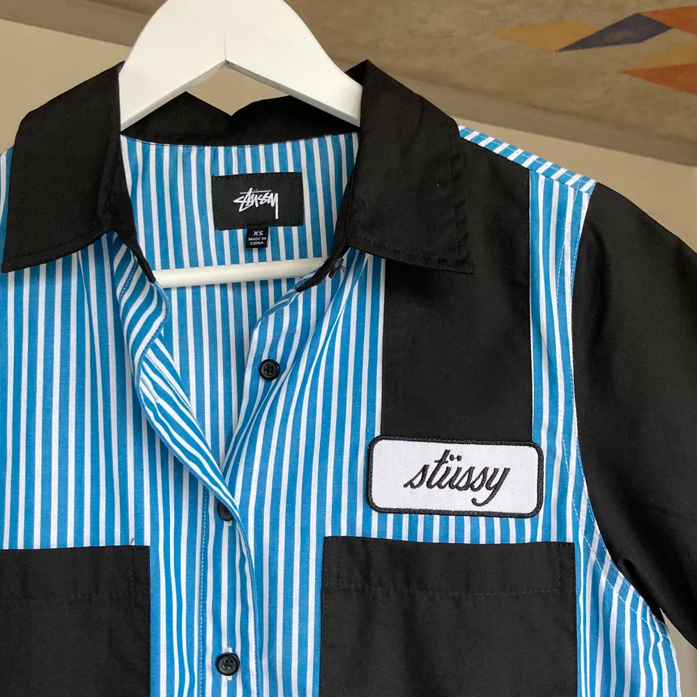 Skitsnygg kortärmad skjorta från Stüssy, använd endast 1 eller 2 gånger. Blåvita ränder och snygga svarta detaljer✌🏻 nypris: 800kr Köparen står för frakt!. Skjortor.