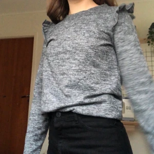 ONLY tröja - Fin tröja i bra skick i storlek S. Säljar p.g.a att den inte kommer till användning längre. Hör av dig om du är intresserad eller har några frågor😊✨