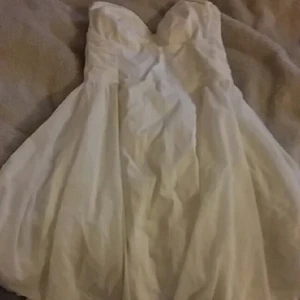  - Från Nelly.com, strl XXS, men passar en XS,

Färgen är creme,  använd högst 3 ggr!!

Frakt ingår!!