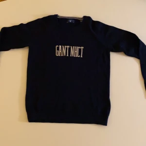 Långärmad Gant-tröja i bomull - Bomullströja från Gant. I mycket gott skick. Storlek 158/164. Köparen står för frakten.