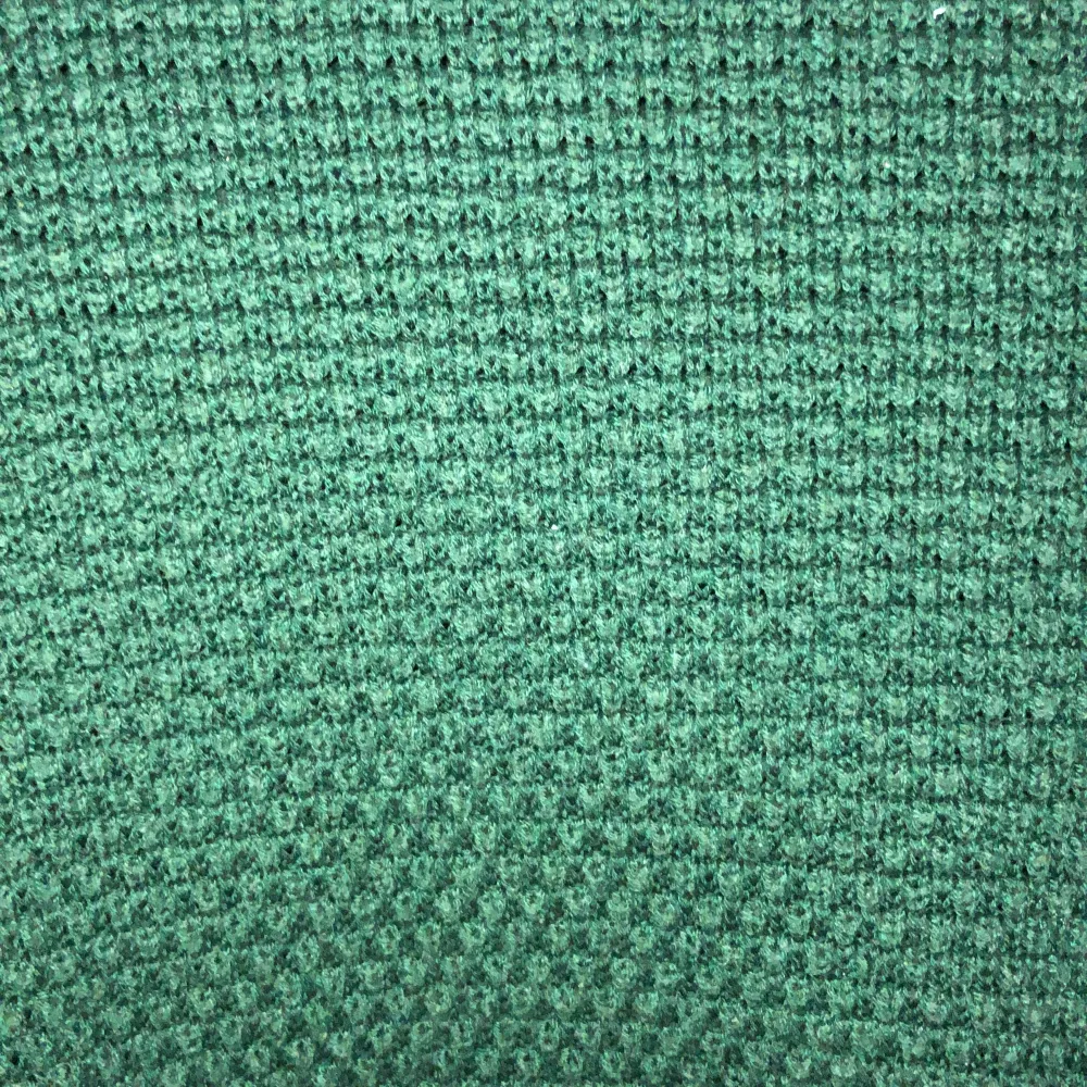 Säljer nu en mörkgrön stickad tröja som aldrig har blivit använd. Det var svårt att framhäva färgen på bild så vid intresse kontakta gärna mig i chatten så ska jag försöka lösa bättre bilder. Den är i storleken XS men skulle passa MEDIUM också!! . Stickat.