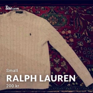 Ralph Lauren stickad tröja - Snygg beige stickad tröja från Ralph Lauren i storlek Small (passar mer Medium enligt mig). Använd några gånger men i väldigt bra skick. Hämtas i Stockholm stad.