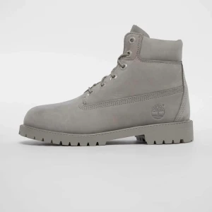 Gråa Timberland - LÅNAD BILD! Säljer mina gråa timberland, har använt dom 1 gång och är i nyskick. Priset går att diskutera och skriv för egna bilder!🥰