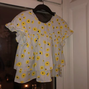 Blommig volangtopp  - Så fin volangtopp ifrån zara, tyvärr för liten för mig. 💗