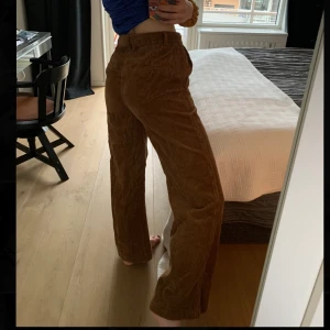 Manchester bootcut - Bruna manchesterbyxor i flare/bootcut. Sjukt sköna och snygga. Riktiga höstbrallor. Kontakta för fler bilder! Jag är 171cm och har vanligtvis w 25. Budgivning pågår i kommentarsfältet. Avslutar onsdag klockan 09.00. 