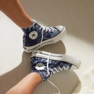 Platform Tie Dye Converse - Säljer mina HELT oanvända platform converse i tie dye design! Lappar sitter kvar och originallåda medföljer. Sååååååå snygga men fick fel strl levererat och blev för sent att returnera.... 800 inkl frakt!👟💙 (frakten ligger runt 100)