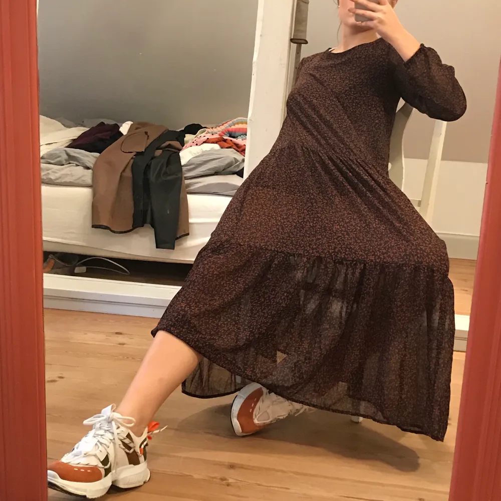 Här är en superfin höstklänning som jag köpte under min senaste livskris då jag ville se lite estetisk och svår ut för att om möjligt attrahera äldre kulturmän. Det funkade inte, vi har växt som person,  men klänningen är fortfarande fett snygg och behöver ett nytt hem. <3  (jag är 174, bär oftast stl 36, klänningen är stl 36, nyskick!)  - - - - PENGARNA GÅR OAVKORTAT TILL VALFRI VÄLGÖRENHETSORGANISATION . Klänningar.