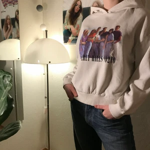 Hoodie  - Vit hoodie med tryck. Köpte i Berlin 2018. Jättefin och mysig, men kommer inte till användning längre. Stor skön luva 